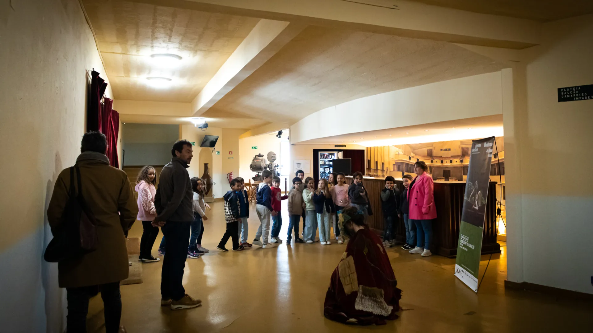 _joayoversosroldayo_2024_tndmii_umcoletivo_peneylopeii_floracyayo_apresentacyayo_19mar_montemor_o_novo_lowres_1_182375192765fd707d08333.jpg _joayoversosroldayo_2024_tndmii_umcoletivo_peneylopeii_floracyayo_apresentacyayo_19mar_montemor_o_novo_lowres_1_182375192765fd707d08333.jpg